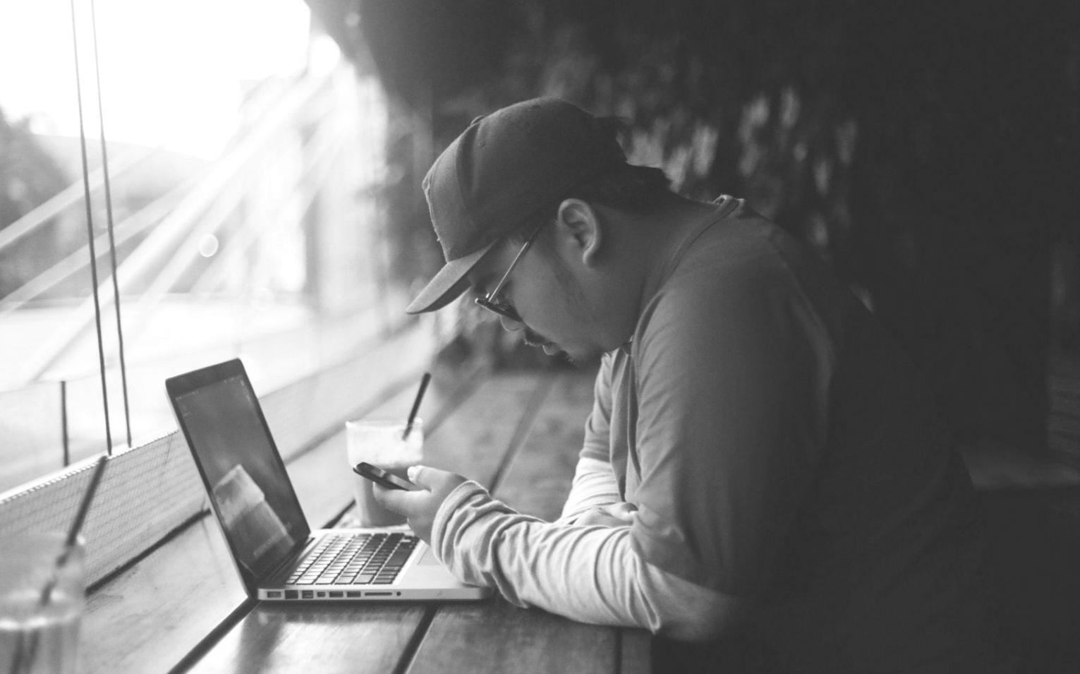 Session de conseil financier personnalisé avec documents et outils d'analyse budgétaire