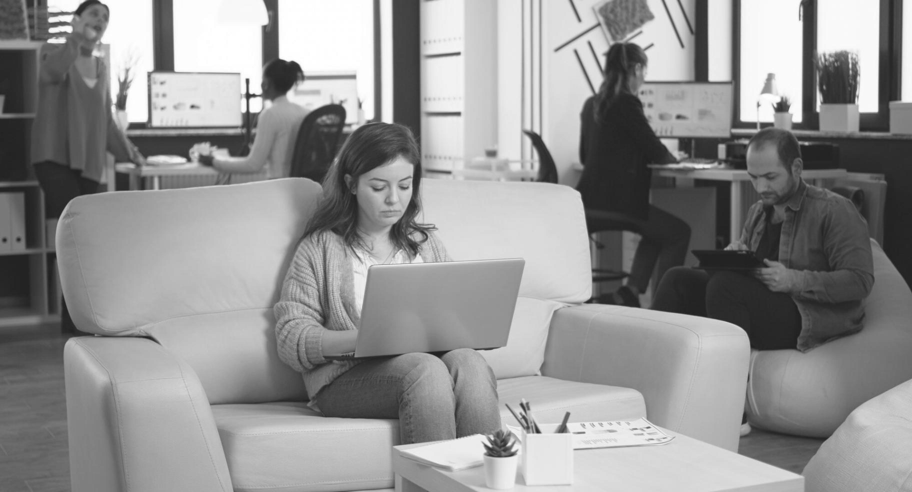Espace de travail dédié à l'analyse financière avec ordinateurs et tableaux de bord